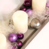 Adventsdeko-Tablett "Violette Weihnachtsgrüße" 8 Adventsdeko-Tablett mit weißen Kerzen, violetten Glas-Kugeln, weißen Sternen und glitzernen Glas-Eicheln als Adventskranz. Davon ein Ausschnitt.