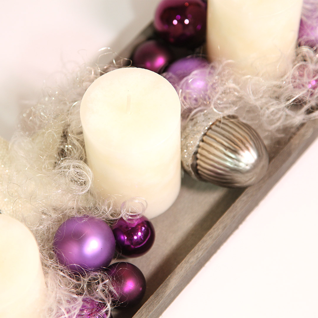 Adventsdeko-Tablett "Violette Weihnachtsgrüße" 4 Adventsdeko-Tablett mit weißen Kerzen, violetten Glas-Kugeln, weißen Sternen und glitzernen Glas-Eicheln als Adventskranz. Davon ein Ausschnitt.