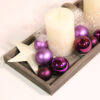 Adventsdeko-Tablett "Violette Weihnachtsgrüße" 10 Adventsdeko-Tablett mit weißen Kerzen, violetten Glas-Kugeln, weißen Glitzer- Sternen und silbernen Glas-Eicheln als Adventskranz. Hier ein Ausschnitt.