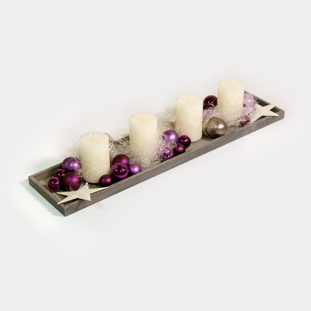 Adventsdeko-Tablett "Violette Weihnachtsgrüße" 3 Adventsdeko-Tablett mit weißen Kerzen, violetten Glas-Kugeln, weißen Sternen und glitzernen Glas-Eicheln als Adventskranz