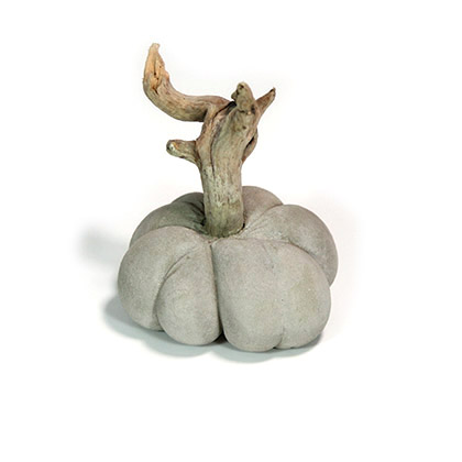 Symbolbild für Beton-Deko: ein Kürbis aus Beton mit einem hölzernen Stil