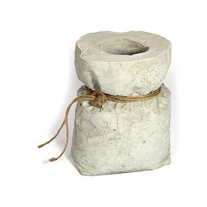 Symbolbild für Beton-Deko: ein Sack aus Beton als Vase oder Behälter