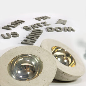 Beton-Deko selbst herstellen - DIY Tutorial 1 Selbsthergestellte Beton-Deko kann einiges werden: Vasen, Schalen, Objekte oder wie hier: Beton-Deko-Buchstaben.