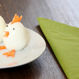 Wissenswertes rund ums (Oster-)Ei 5 Auf dem Titelbild zum Artikel "Osterdeko rund ums Ei" sind aus Eiern und Karotten geformte Frühstückseier auf einem Teller abgebildet.