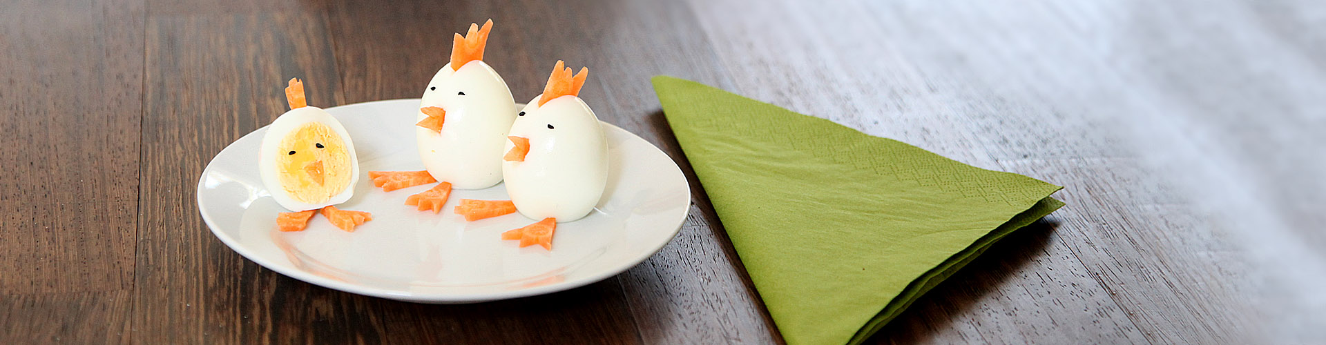 Wissenswertes rund ums (Oster-)Ei 3 Auf dem Titelbild zum Artikel "Osterdeko rund ums Ei" sind aus Eiern und Karotten geformte Frühstückseier auf einem Teller abgebildet.