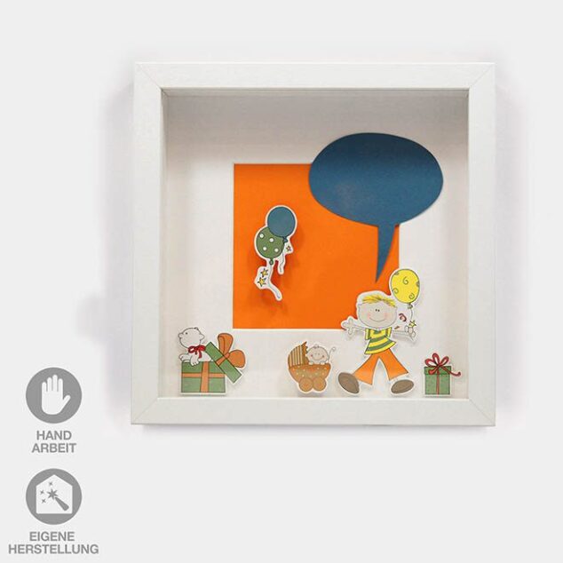 Geschenk-Idee im Rahmen zur Geburt eines Jungen. Fröhlicher, orangener Hintergrund mit Geschenken und Luftballons. Ein fröhlicher Junge mit blauer Sprechblase