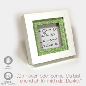 Kleiner Geschenk-Rahmen zum Muttertag "Ob Regen oder Sonne, Du bist für mich da". Weißer Rahmen mit grünem Passpartout und handgeschriebenem Text.