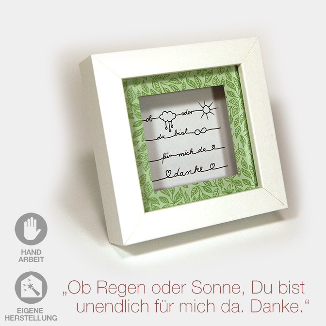Kleiner Geschenk-Rahmen zum Muttertag "Ob Regen oder Sonne, Du bist für mich da". Weißer Rahmen mit grünem Passpartout und handgeschriebenem Text.