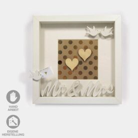 Geschenk-Idee im Rahmen für eine Hochzeit. Weißer Rahmen mit goldenem Hintergrund, 2 Herzchen, Tauben und dem Schriftzug Mrs.&Mr.