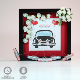 Geschenk-Rahmen zur Hochzeit "Romantik Rot" in schwarz, weiß und rot gehalten. Geschmückt mit einem Brautstrauß und einer Ranke aus weißen Rosen, einem schwarzen, klassischen Oldtimer, Herz-Luftballons und Blechdosen. Individuell eingedruckt werden Hochzeits-Datum und der Vorname der beiden frisch Vermählten.