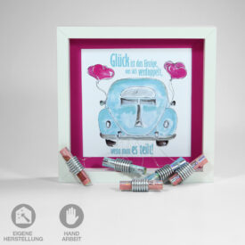 Geschenk-Rahmen für Hochzeit "Doppeltes Glück" mit einem Oldtimer, Herzluft-Ballons und Blechdosen.