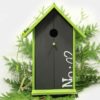 grünes Vogelhaus schwarze Front mit Aufschrift No,02