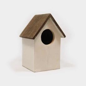 weißes Vogelhaus mit braunem Dach und rundem Eingang