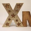 Deko-Objekt Holzschriftzug das X von Xmas mit Sternen glitzernd
