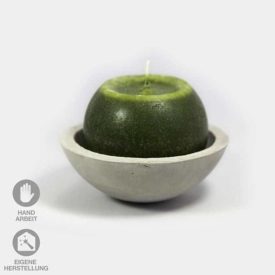 selbstgefertigte Beton-Schale mit grüner Kugel-Kerze