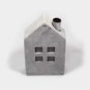 Zementhaus mit Kamin aus Metall für Kerze