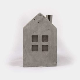 Zementhaus mit vier Fenstern mit Kamin aus Metall