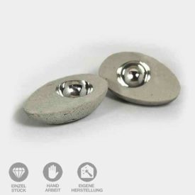 Beton Eier mit silberner Eidotter-Schale