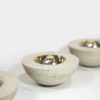 Handgefertigte Beton-Schalen, im Inneren aus silbernem Glas