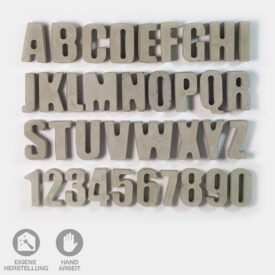 Handgefertigte, hellgraue Beton-Buchstaben in Groß-Buchstaben