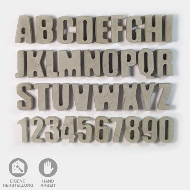 Handgefertigte, hellgraue Beton-Buchstaben in Groß-Buchstaben