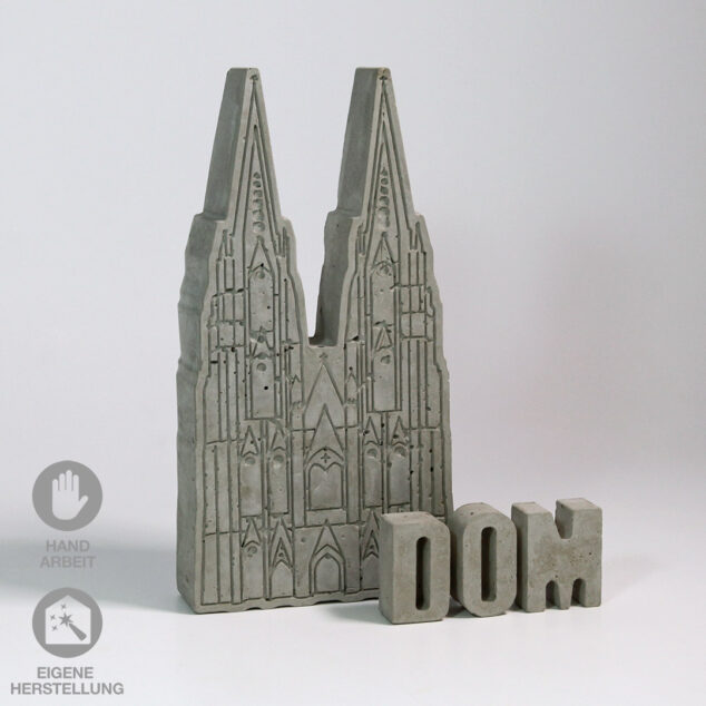 Der Kölner Dom aus Beton als Deko-Objekt, hier mit Buchstaben aus Beton: "DOM"