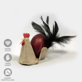 in Handarbeit gefertigte Oster-Hühner aus Eierkarton mit echten Federn