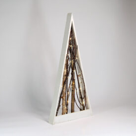 Holz-Rahmen mit beleuchteten echten Zweigen in Tannenbaum-Form.