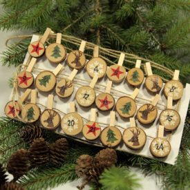 bemalte Holzscheiben als Adventskalender
