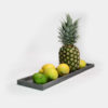 Wunderschönes, schlichtes, graues Holz-Tablett. Hier dekoriert mit einer echten Ananas, Zitronen und Limetten.