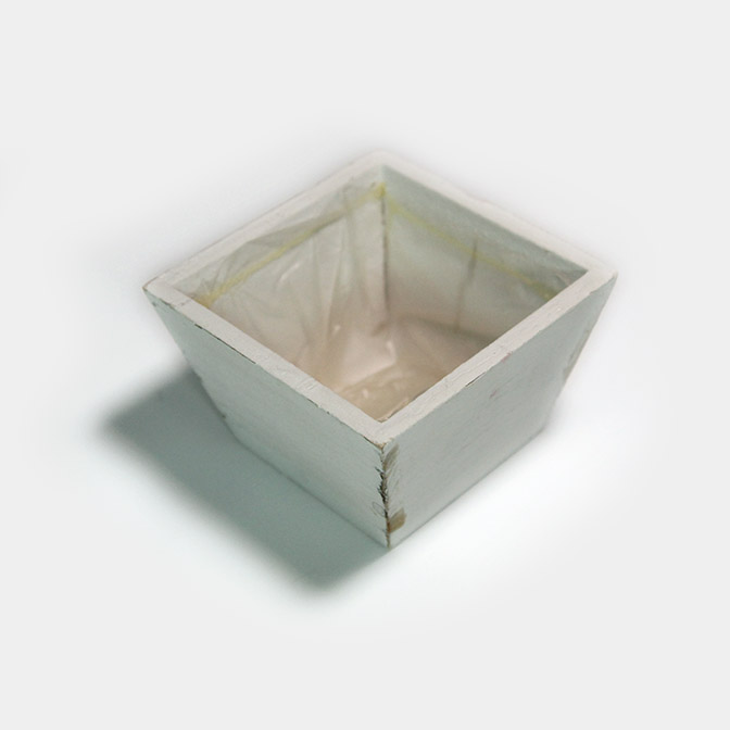 Eine quadratische, weiße Holz-Schale im shabby chic. Innen liegend mit einer Folie zum bepflanzen versehen.