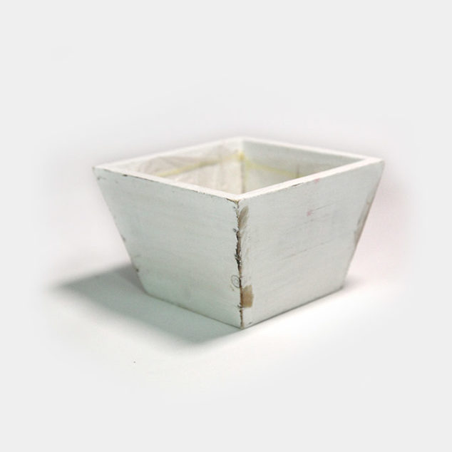 Eine quadratische, weiße Holz-Schale im shabby chic. Innen liegend mit einer Folie zum bepflanzen versehen.