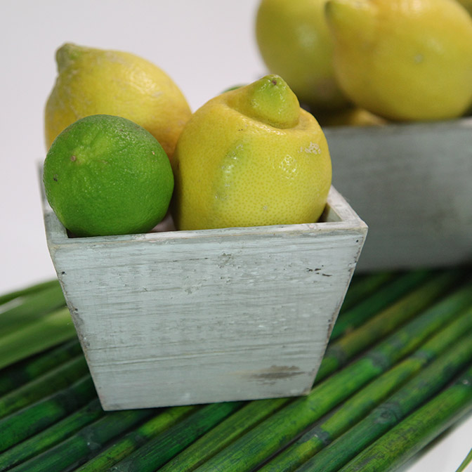 Quadratische Holzschale "shabby chic" in grau 4 Quadratische, graue Holz-Schalen im shabby chic. Dekoriert mit Zitronen und Limetten.