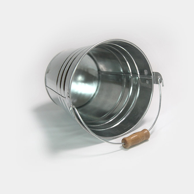 Deko-Eimer aus Metall mit Holzgriff