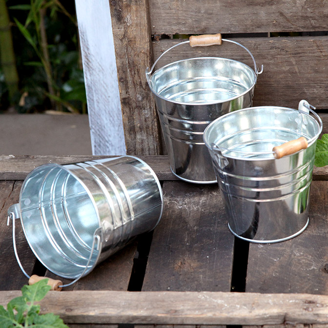 Deko-Eimer aus Metall mit Holzgriff