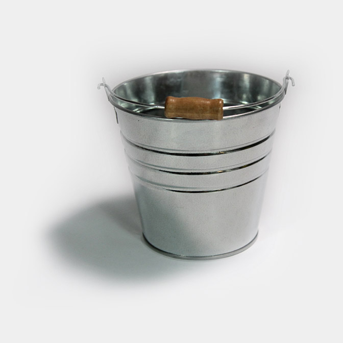 Deko-Eimer aus Metall mit Holzgriff