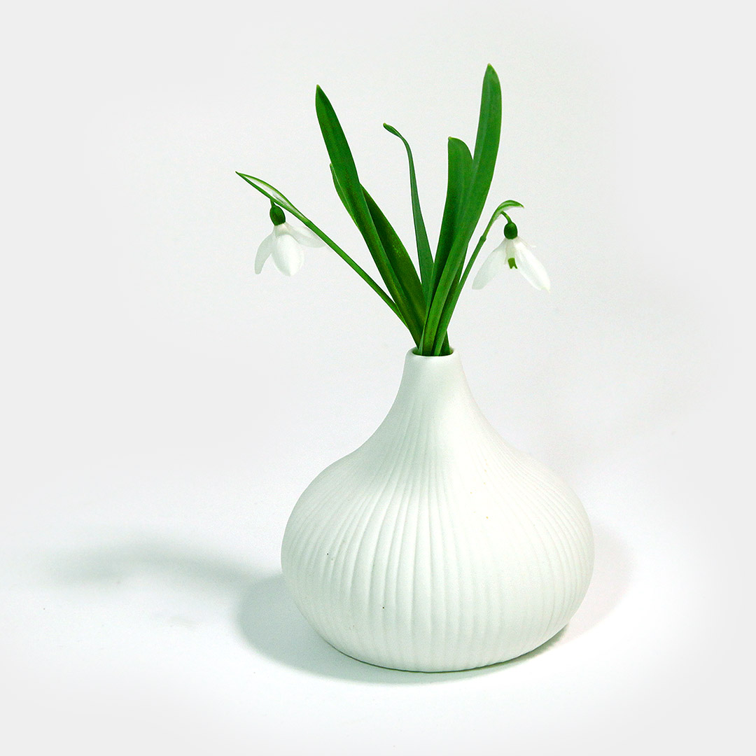 Eine weiße Keramik-Vase unseres Dreier-Sets im Scandi-Style