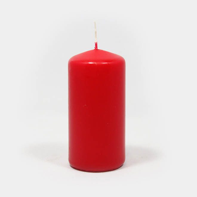 eine Stumpen-Kerze in karminrot