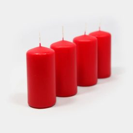 vier Stumpen-Kerzen in karminrot