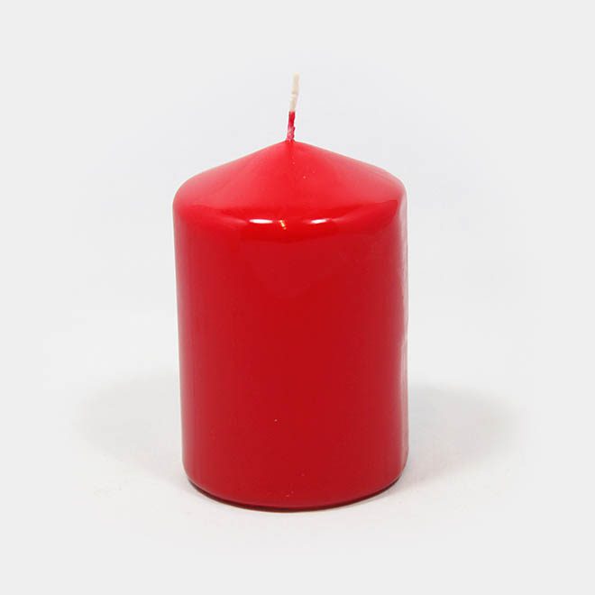 eine Stumpen-Kerze in karminrot