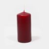 eine weinrote Stumpen-Kerze