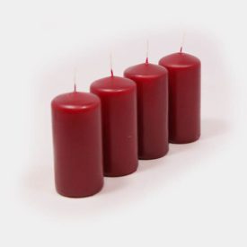 vier weinrote Stumpen-Kerzen