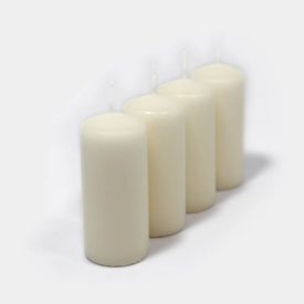 vier, cremefarbene Stumpen-Kerzen