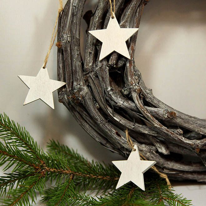 drei weiße Holz-Sterne zum aufhängen