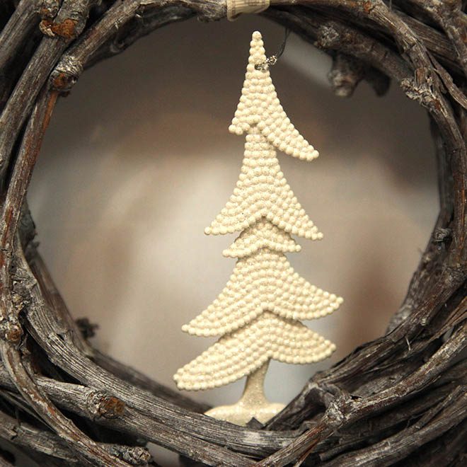 creme-farbender Tannenbaum zum aufhängen