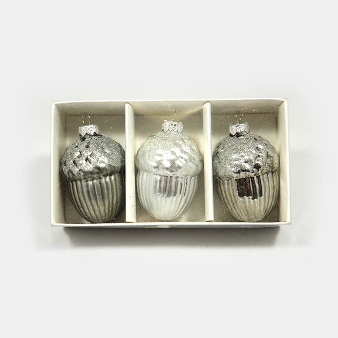 silberne Glas-Eicheln als Weihnachtsbaum-Anhänger