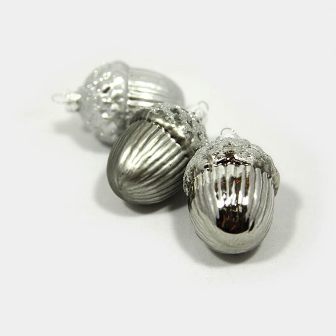 silberne Glas-Eicheln als Weihnachtsbaum-Anhänger