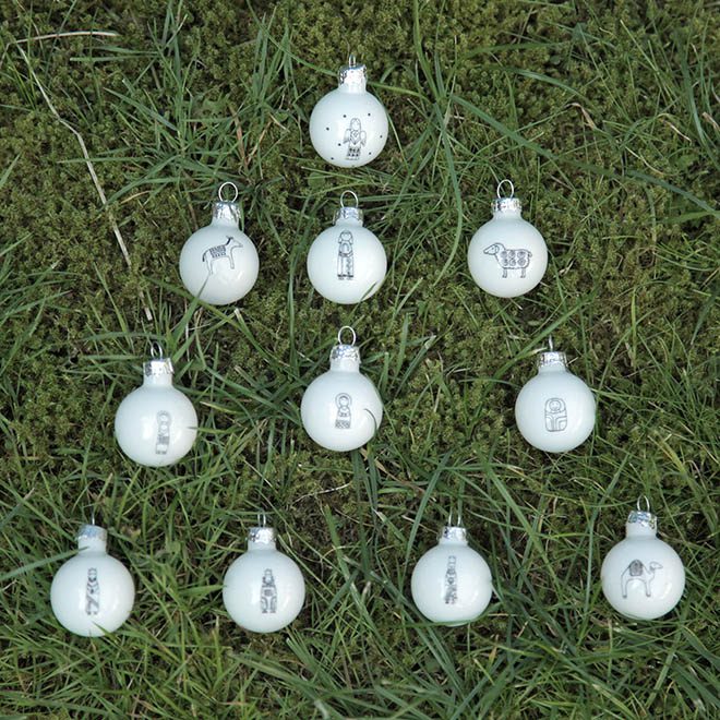 weiße Weihnachtsbaum-Kugeln mit Krippen-Figuren bemalt