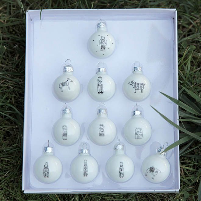 weiße Weihnachtsbaum-Kugeln mit Krippen-Figuren bemalt