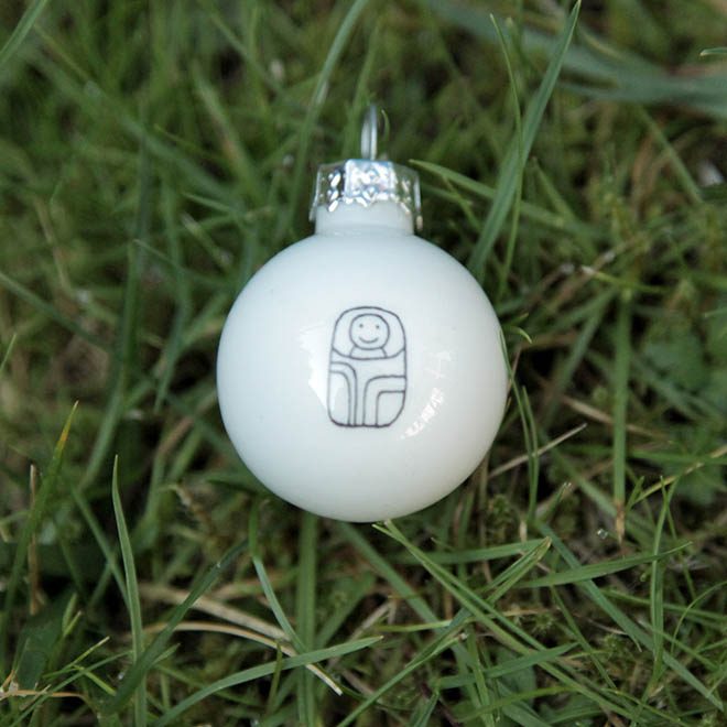 weiße Weihnachtsbaum-Kugeln mit Krippen-Figuren bemalt